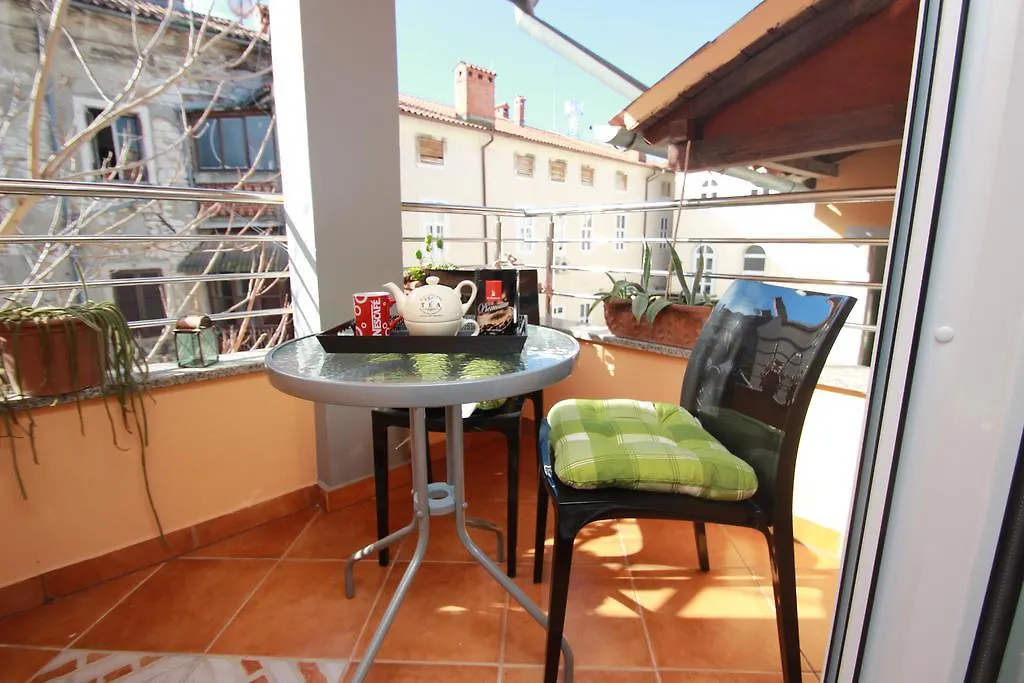 Top Center Room & Apartment Póla
