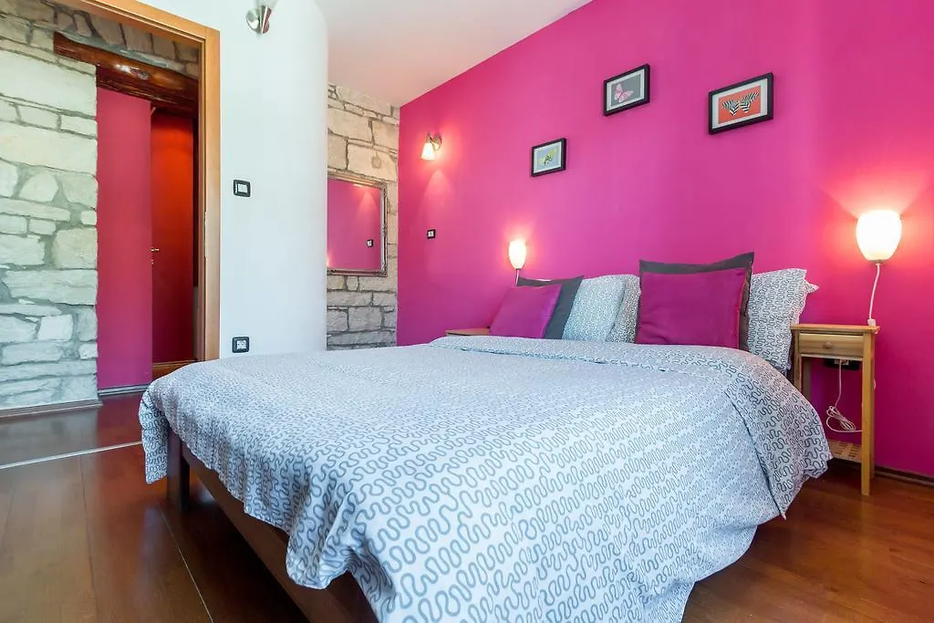 Top Center Room & Apartment Póla