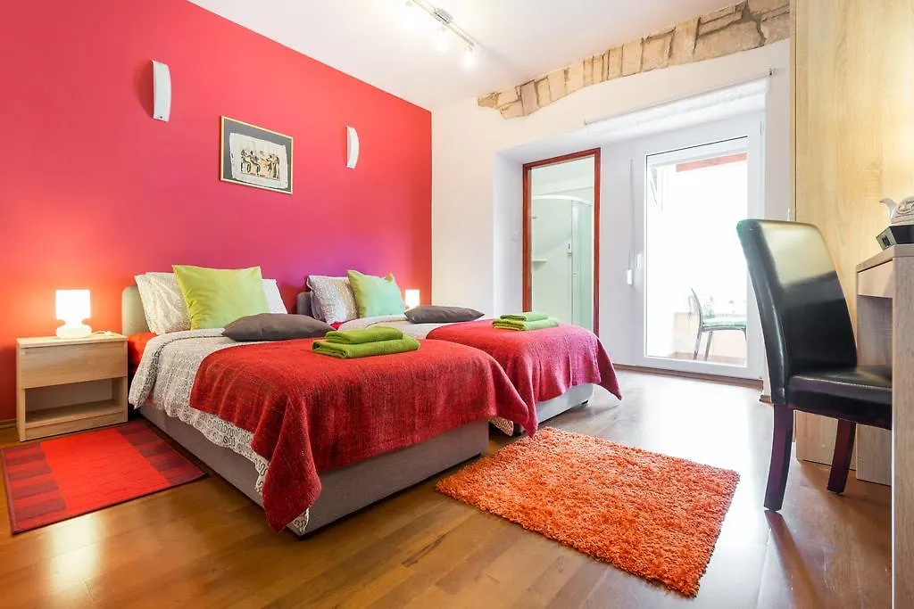 Top Center Room & Apartment Póla 0*,