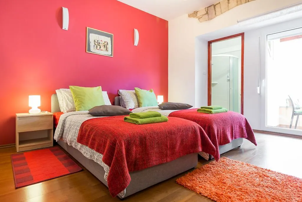 Top Center Room & Apartment Póla
