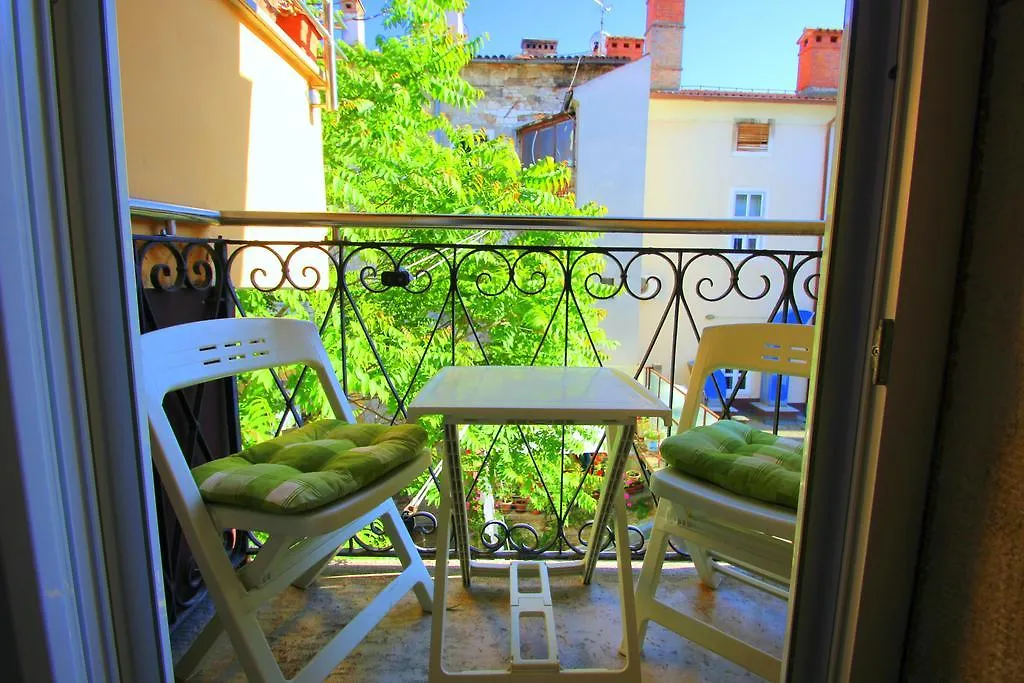 Top Center Room & Apartment Póla